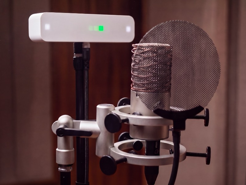 Vistanome in a recording booth with green beat color.